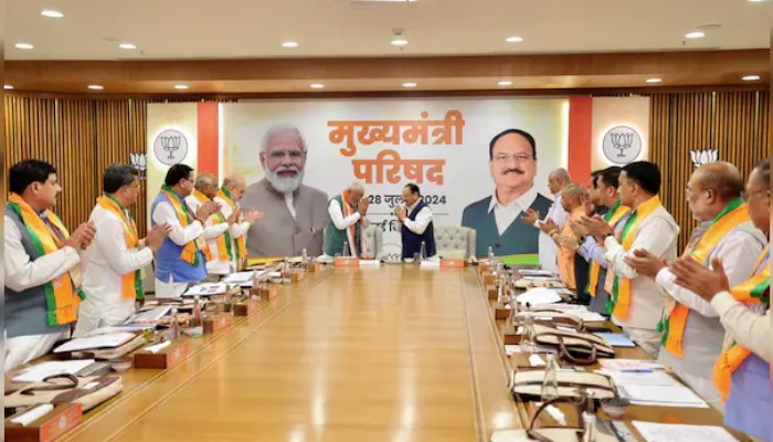 सारे मुख्यमंत्रियों के सामने Modi ने Yogi को दिया ऐसा सम्मान, चिढ़ ना जाए Amit Shah