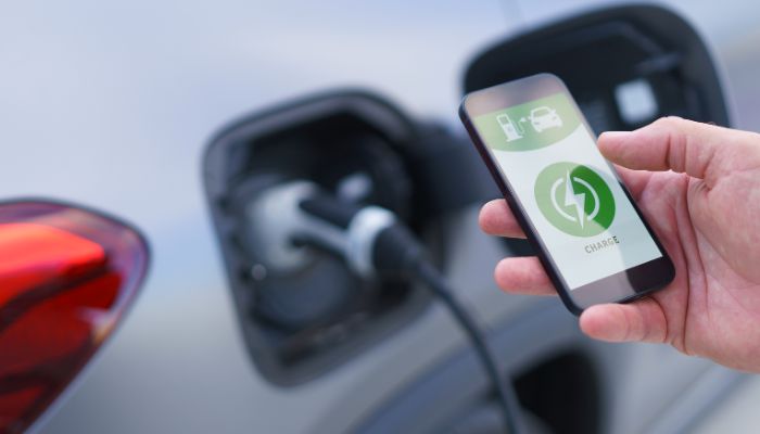 भारत में EV और स्मार्टफोन खरीदना हुआ सस्ता, आयात शुल्क में भारी कटौती