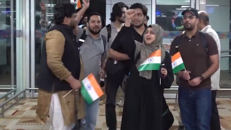 आंखों में आंसू, हाथों में तिरंगा, हिंदुस्तान जिंदाबाद के नारे... देर रात ईरान से लौटे भारतीयों का कुछ ऐसा था रिएक्शन