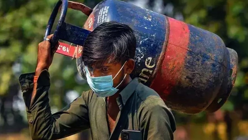 LPG सिलेंडर हुआ सस्ता... ₹24 घटी कीमत, एविएशन फ्यूल के दाम में भी कटौती