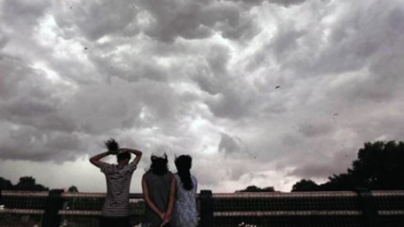 Delhi Weather Update: दिल्ली में गर्मी से राहत, बारिश और तेज हवाओं को लेकर IMD का अलर्ट