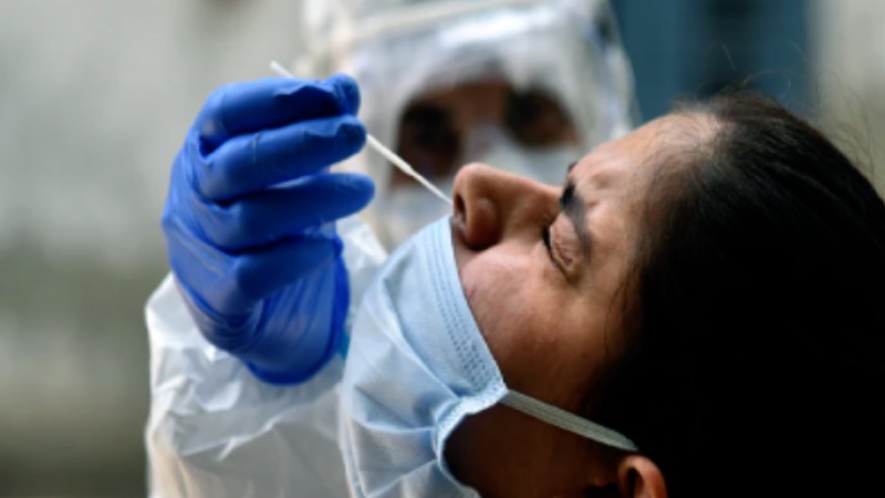 फिर रफ्तार पकड़ रहा कोरोना... 24 घंटे में 4 मरीजों की मौत, जानिए किस राज्य में कितने केस