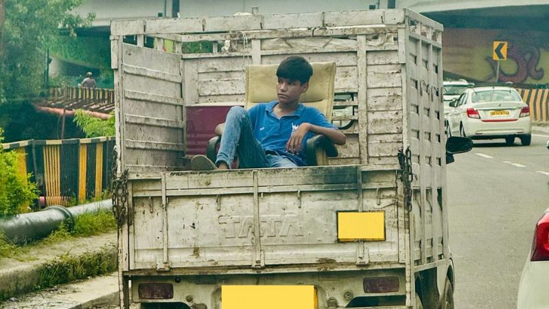 कुर्सी, जीप और बेफिक्र बादशाह – एक देसी तस्वीर, जो नेताओं के मुंह पर तमाचा है!