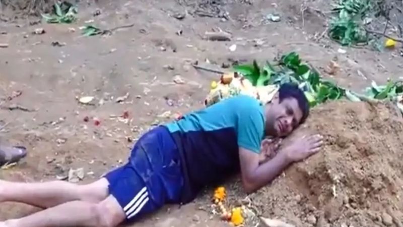 'मुझे कहीं नहीं जाना है, अब बस यहीं रहना है..; बेंगलुरू भगदड़ में मारे गए बेटे की कब्र से लिपटकर रोता रहा पिता, वायरल हुआ वीडियो