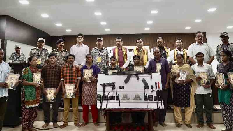 CM देवेन्द्र फडणवीस के सामने एक करोड़ से ज्यादा के इनामी 12 नक्सलियों ने किया आत्मसमर्पण