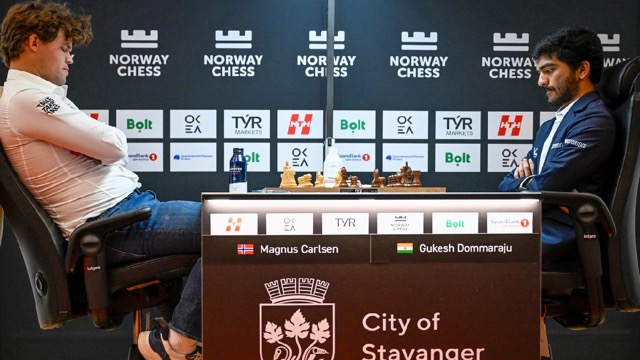 कार्लसन ने चेस बोर्ड पर मारा मुक्का तो गिर गए थे सारे मोहरे... बस खड़ा रहा डी गुकेश का 'राजा', VIDEO वायरल