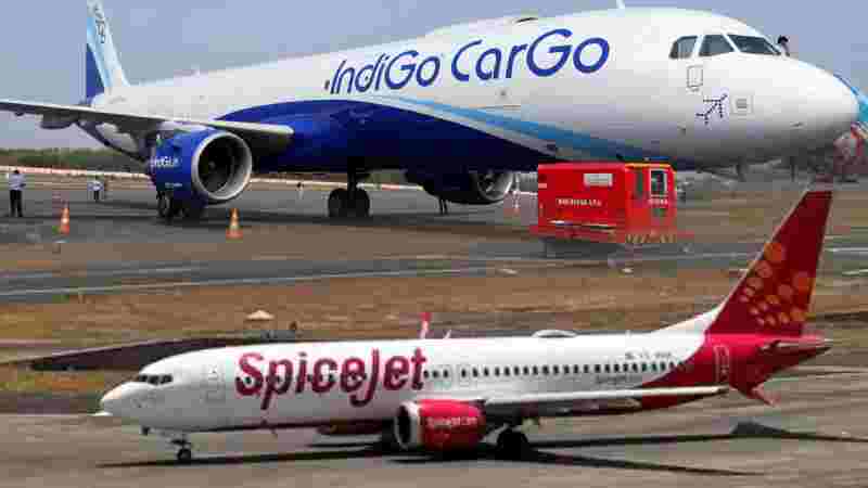 हवा में खतरे की घंटी! पहले इंडिगो...फिर स्पाइसजेट की फ्लाइट्स में आई तकनीकी खामी, टेकऑफ के बाद वापस लौटे दोनों विमान