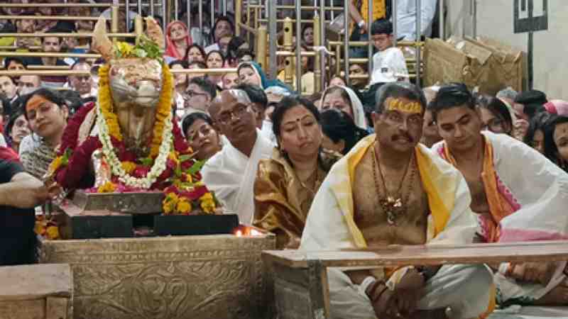 केंद्रीय मंत्री धर्मेंद्र प्रधान ने पत्नी संग महाकाल के किए दर्शन, भस्म आरती में लिया हिस्सा