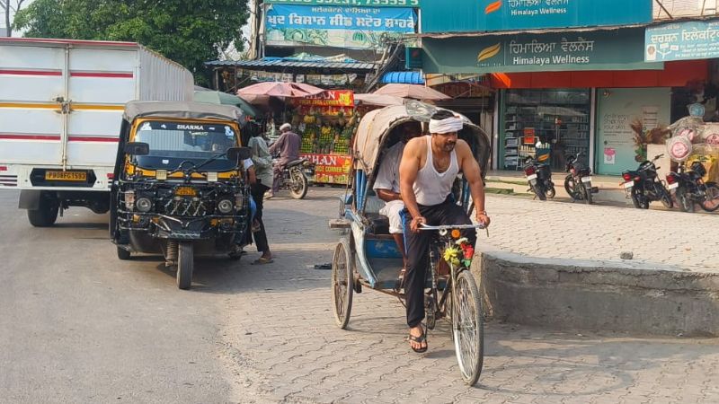 SHO ने भेष बदलकर 7 दिनों तक चलाया रिक्शा, साथी ने बेचा गन्ने का जूस... फिल्मी स्टाइल में हथियार तस्कर को किया अरेस्ट