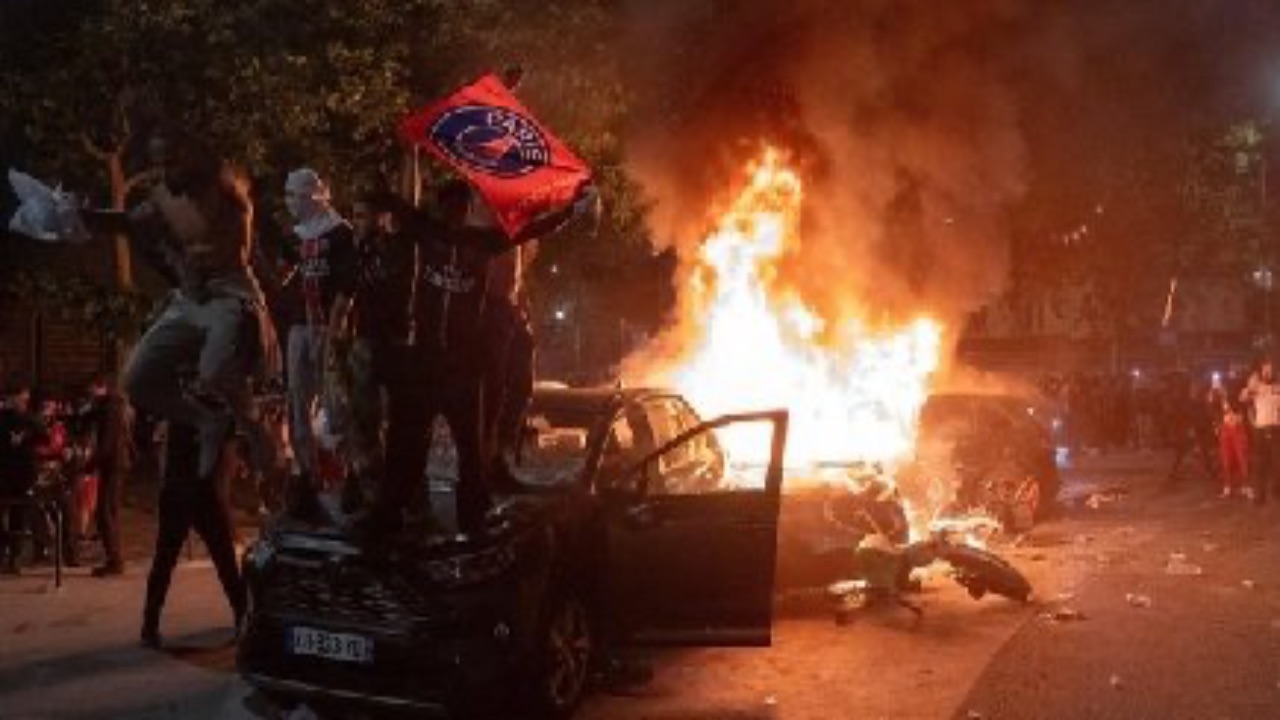 ये कैसा जश्न? पेरिस में PSG की जीत के बाद तांडव, ख़ूब हुई हिंसा और लूटपाट, VIDEO वायरल