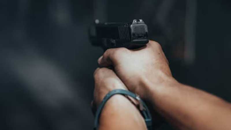 पटना में दिनदहाड़े घर में घुसकर मां-बेटी की हत्या, पिता की हालत गंभीर