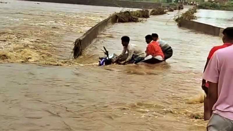 झारखंड में भारी बारिश से जनजीवन बेहाल, दंपती सहित दो बच्चे की हुई मौत
