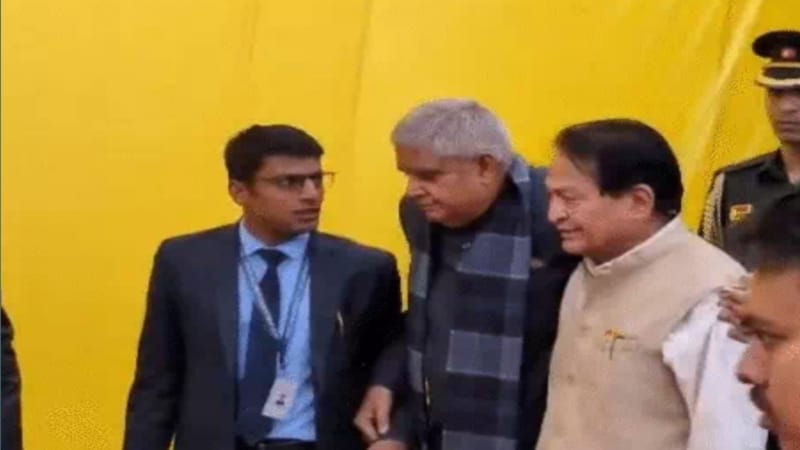 उपराष्ट्रपति जगदीप धनखड़ हुए बेहोश, पूर्व सांसद के कंधे पर सिर रखकर हुए भावुक, जानें अब कैसा है स्वास्थ्य