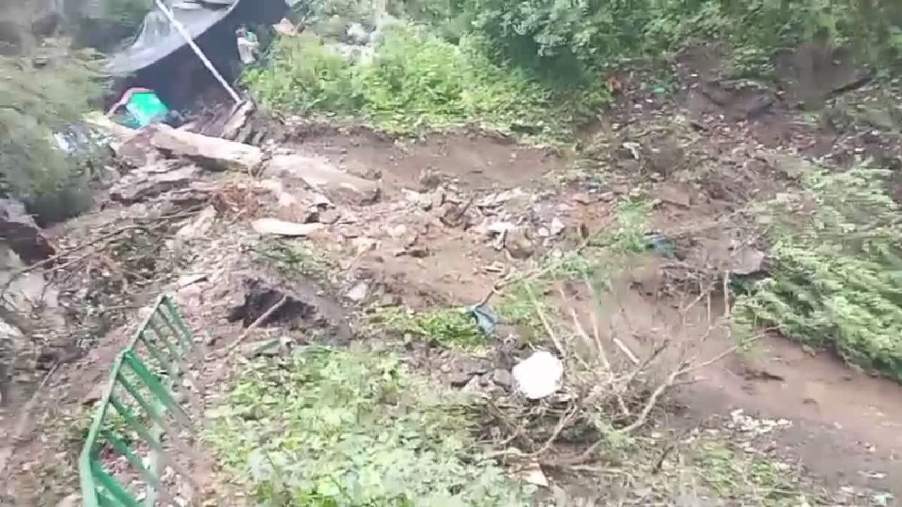 Uttrakhand: यमुनोत्री पैदल मार्ग के पास टूटी पहाड़ी, मलबे में कई लोग दबे, रेस्क्यू ऑपरेशन जारी