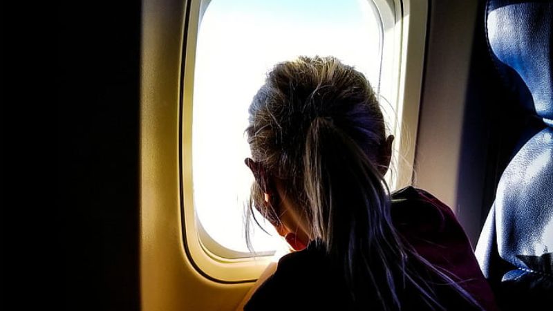 हवाई जहाज की खिड़कियां चौकोर क्यों नहीं होतीं? जानें यात्री सुरक्षा से जुड़े इसके कारण