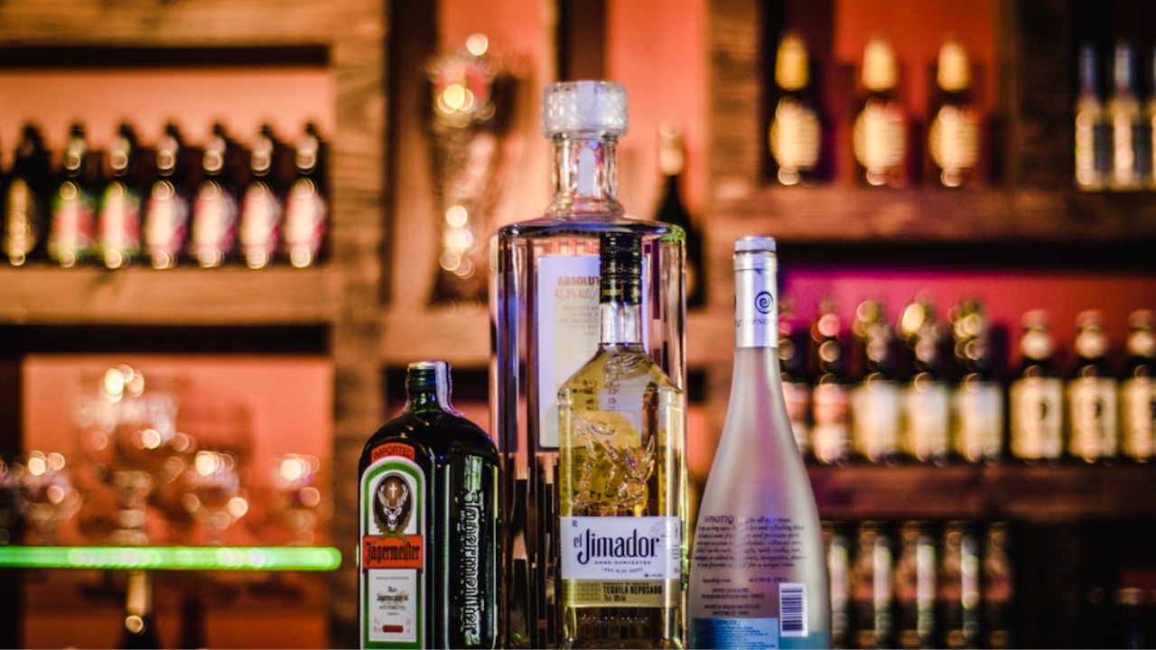बिना लाइसेंस शराब पीना पड़ सकता है भारी, जानिए कहां-कहां जरूरी है परमिट