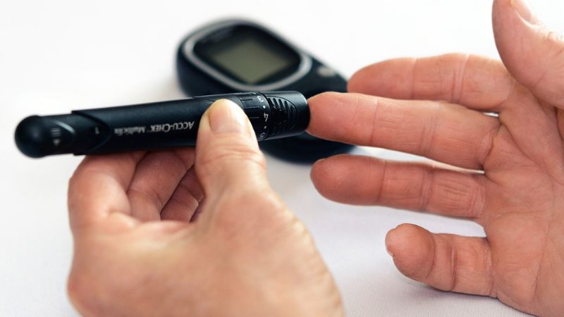 सुबह उठते ही क्यों बढ़ जाता है आपका ब्लड शुगर? जानें इसके कारण और बचाव के आसान तरीके