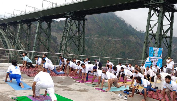 दुनिया के सबसे ऊंचे चिनाब रेल ब्रिज के पास हुआ योग, इतिहास में दर्ज हो गया अंतर्राष्ट्रीय योग दिवस 2025, देखें VIDEO