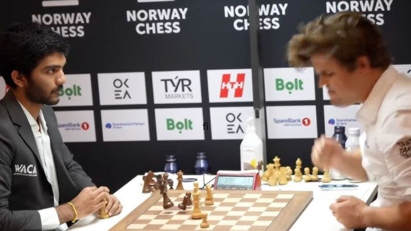 डी गुकेश से हारने के बाद झल्लाए महान मैग्नस कार्लसन...चेस बोर्ड पर दे मारा मुक्का, VIDEO वायरल