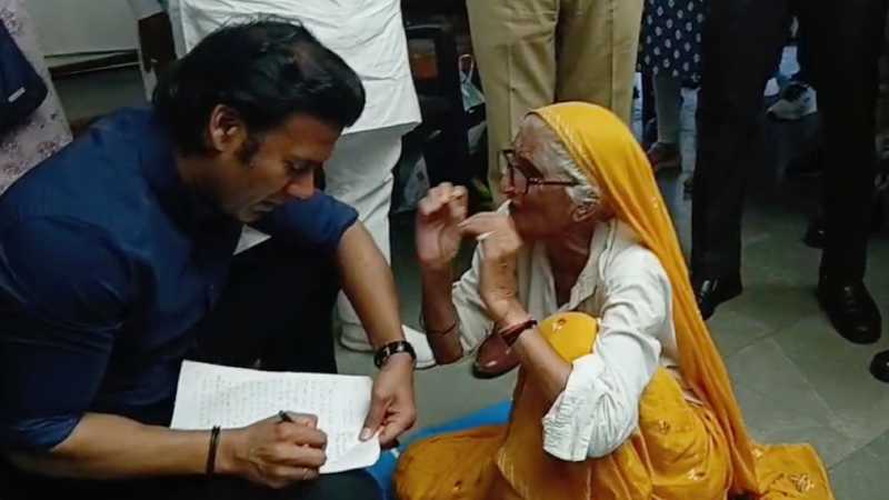 शामली के DM अरविंद चौहान ने जमीन पर बैठकर सुनी बुजुर्ग महिला की फरियाद...VIDEO वायरल