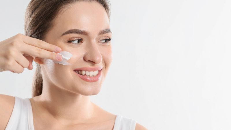 चमकदार और बेदाग स्किन के लिए अब महंगे प्रोडक्ट क्यों? दूध में ये 3 चीज़ें मिलाकर लगाएं, पाएं जादुई निखार!