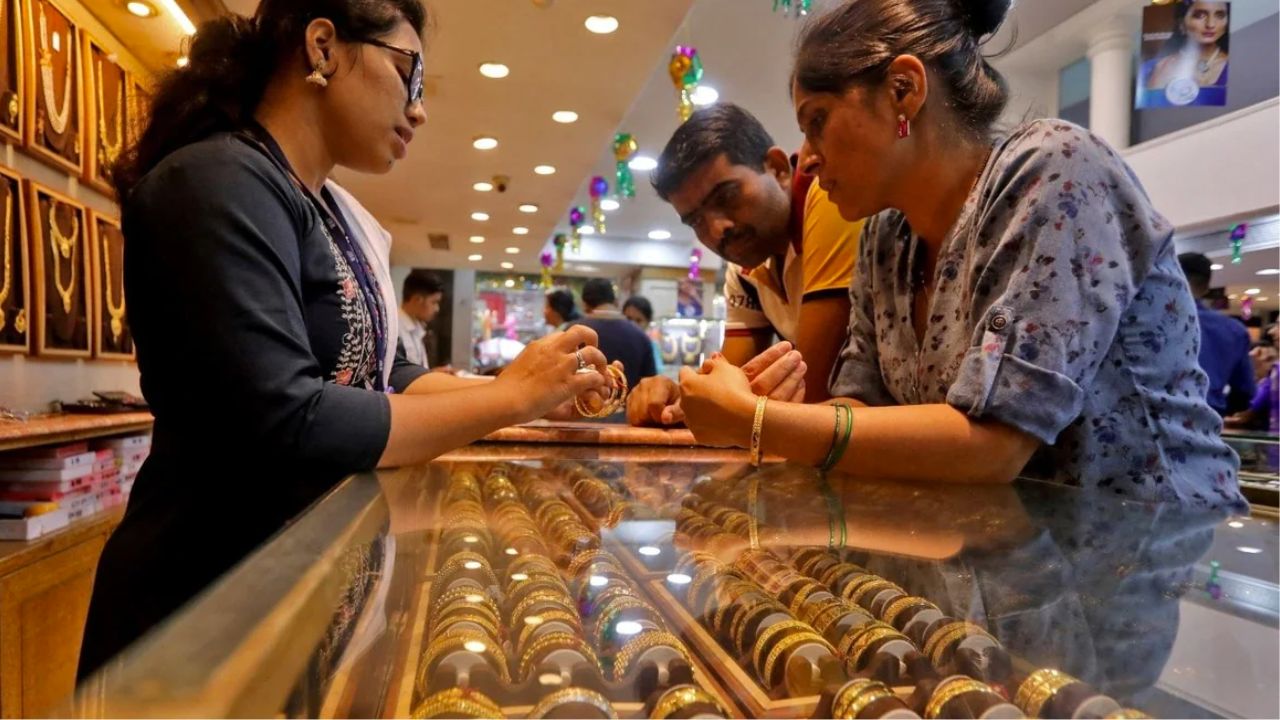 गोल्ड 1 लाख के पार, सिल्वर भी हुई महंगी! जानें किस शहर में कितना है भाव