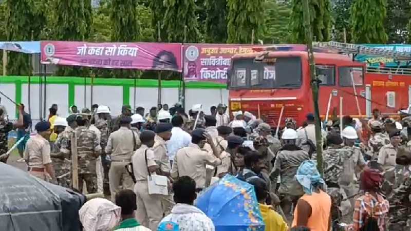 झारखंड के भोगनाडीह में 'हूल दिवस' पर तीर-धनुष के बाद पुलिस-ग्रामीणों में संघर्ष