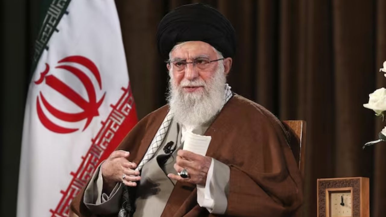 ईरान में US-इजरायल के खिलाफ सड़कों पर जनता... लेकिन कहां गायब हैं खामेनेई, देश छोड़ने की अटकलों के बीच करीबी ने सवालों से काटी कन्नी