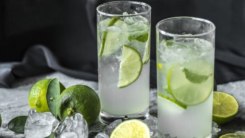 सिर्फ पानी नहीं, इलेक्ट्रोलाइट्स भी ज़रूरी! जानिए बारिश में क्यों फायदेमंद है नींबू और सेंधा नमक का पानी