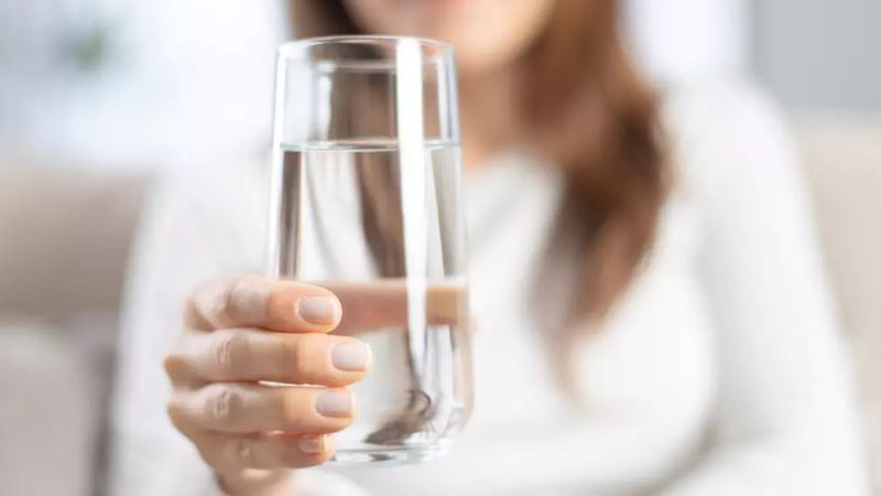 मॉनसून में गुनगुना पानी है सेहत का सीक्रेट! जानें कब और कैसे पीएं, ताकि बीमारियों से रहें दूर