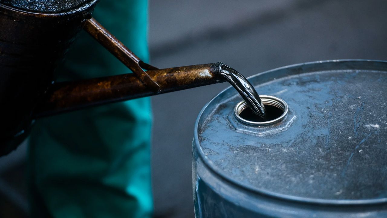 इजरायल-ईरान सीजफायर की खबर के साथ ही क्रूड ऑयल के दाम गिरे औंधे मुंह, तेल हुआ सस्ता