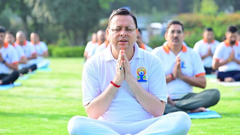 मुख्यमंत्री आवास में CM धामी का योगासन, लोगों से की योग को दिनचर्या का हिस्सा बनाने की अपील