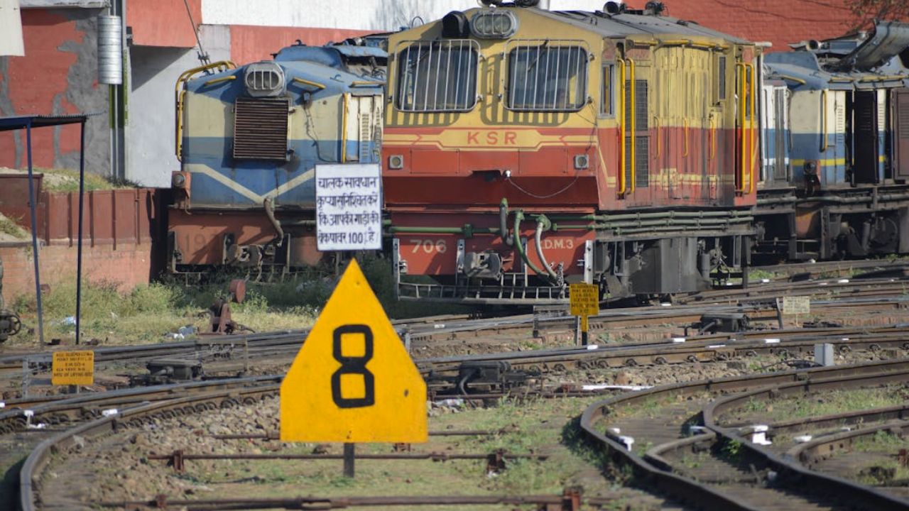 1 जुलाई से रेलवे टिकट होंगे महंगे, जानिए AC और एक्सप्रेस ट्रेनों में कितना बढ़ेगा किराया