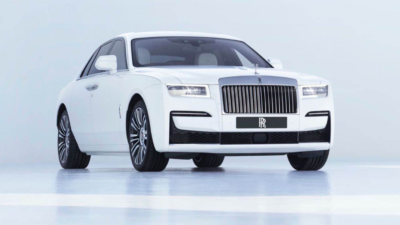 भारत में लॉन्च हुई Rolls-Royce की पहली इलेक्ट्रिक सुपरकार, फीचर्स ने मचाया तहलका
