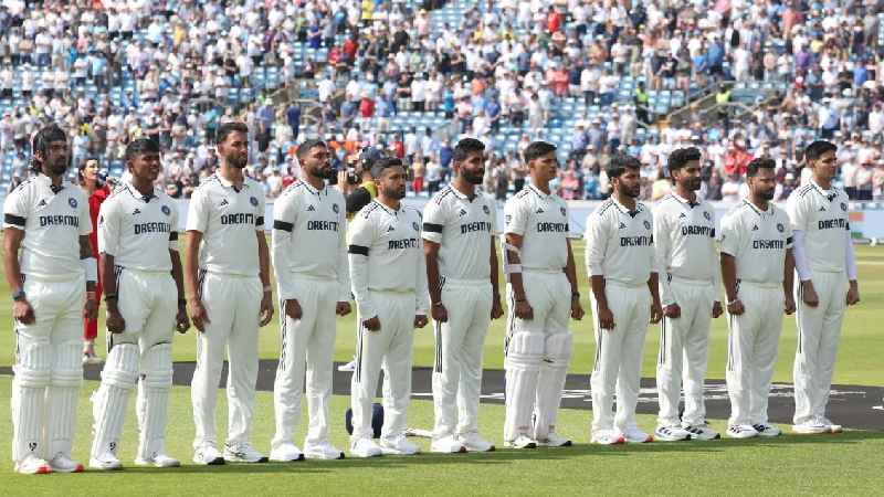 IND vs ENG: अहमदाबाद विमान हादसे के मृतकों को दी गई श्रद्धांजलि, काली पट्टी बांधकर मैदान में उतरे दोनों टीम के खिलाड़ी