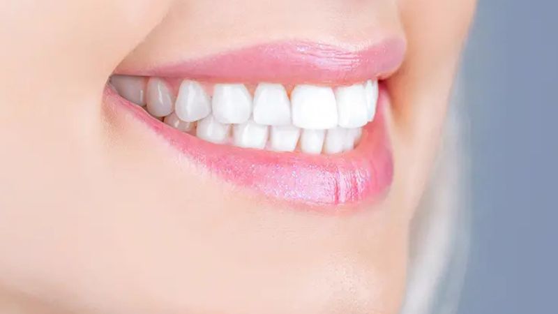 पीले दांतों से पाएं छुटकारा! अपनाएं ये घरेलू उपाय, चमक उठेगी आपकी मुस्कान