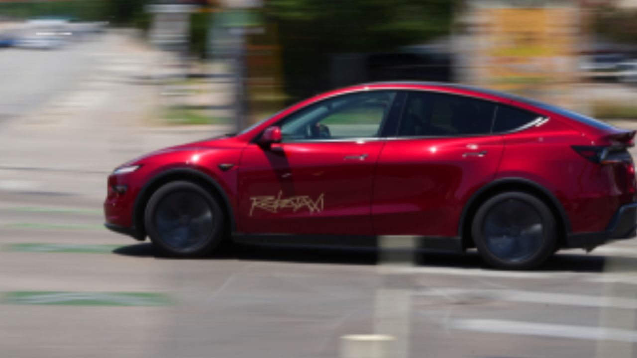 Robotaxi Traffic Violation: एलन मस्क की 'रोबोटैक्सी' मुश्किल में! ड्राइवरलेस कार ने पहले दिन ही तोड़े ट्रैफिक नियम