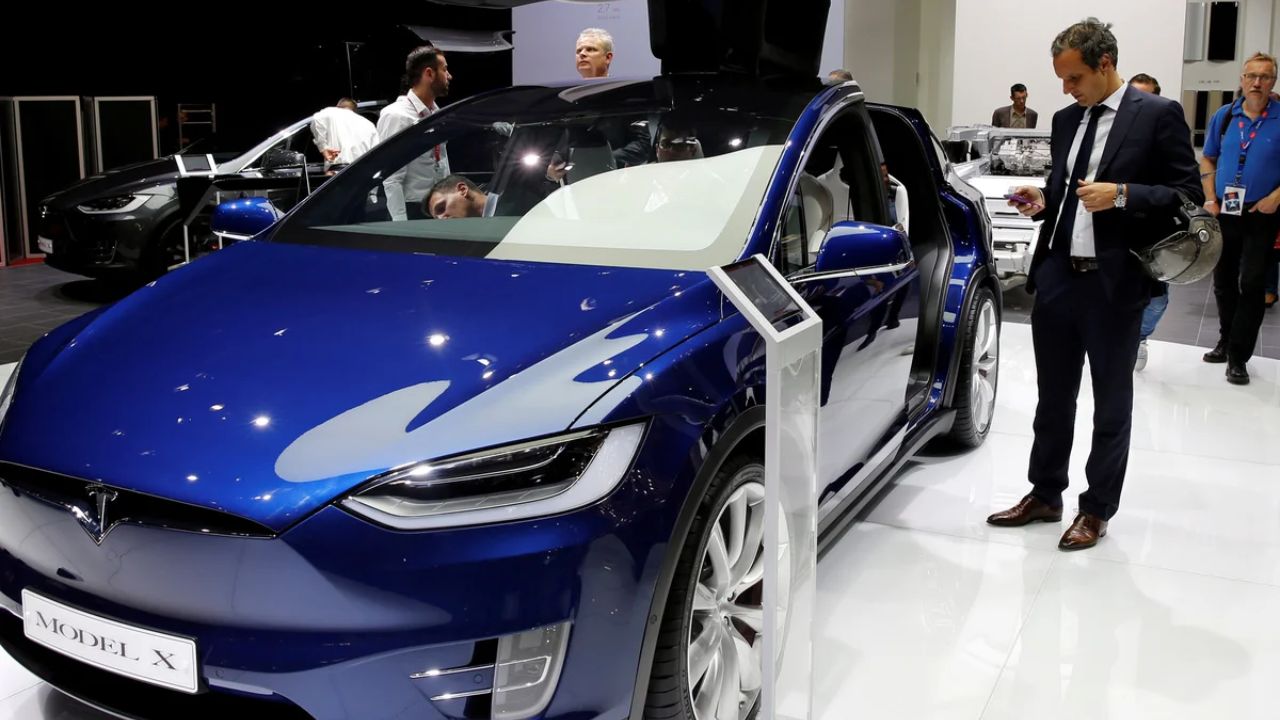 टेस्ला की ड्राइवरलेस कार ने किया कमाल, पहली बार बिना ड्राइवर के पहुंची ग्राहक तक