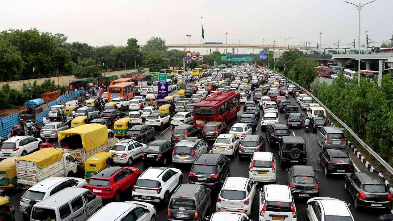 अब नहीं चलेंगी नई पेट्रोल - डीजल टैक्सियां Delhi-NCR में, EV और CNG को मिलेगी एंट्री