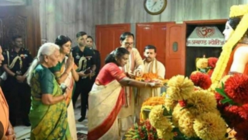 राष्ट्रपति द्रौपदी मुर्मू ने गोरखनाथ मंदिर में किया दर्शन-पूजन, बाबा अवैद्यनाथ की समाधि पर टेका मत्था, सीएम योगी भी रहे मौजूद