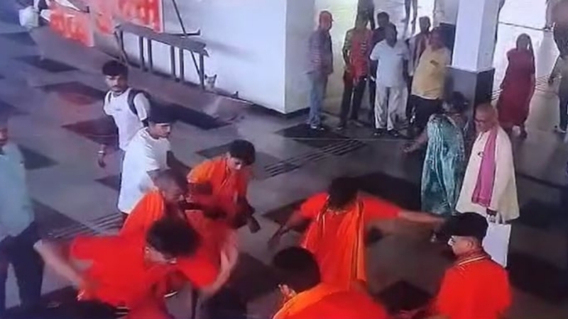 यूपी में कावंड़ियों ने CRPF जवान को पीटा, मिर्जापुर में जमकर बरसाए लात-घूंसे, वीडियो वायरल होते ही 3 पर हुआ एक्शन