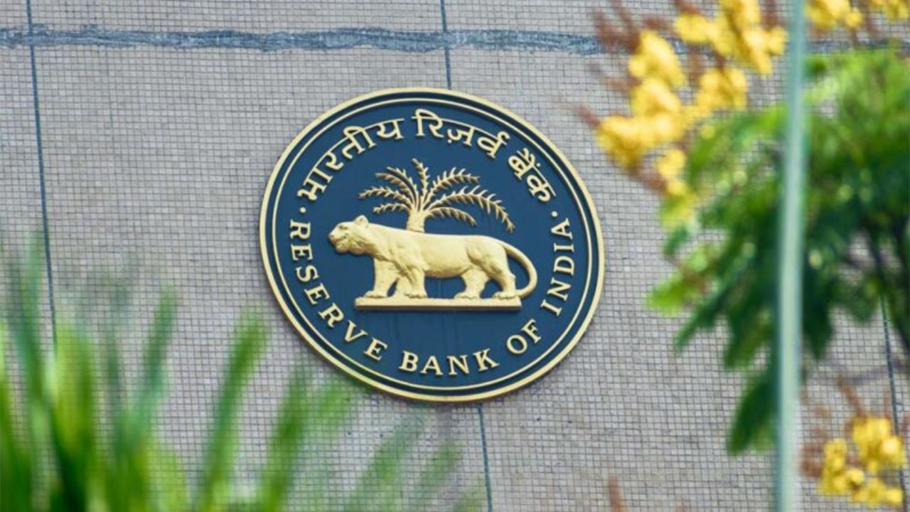 बैंकिंग सेवाओं पर ब्रेक! RBI ने इस बैंक का लाइसेंस किया रद्द, कहीं आपका खाता तो नहीं?