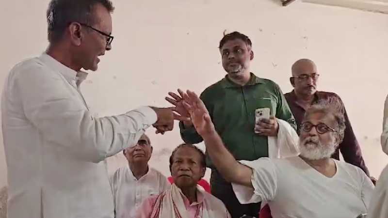 बिहार में Mahatma Gandhi के परपोते का अपमान, Tushar Gandhi को मुखिया ने सभा से निकाला