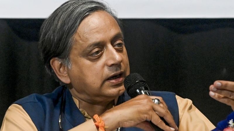 शशि थरूर ने इमरजेंसी पर लिखा आर्टिकल, कहा- आज का भारत 1975 का भारत नहीं; आपातकाल के तीन सबक भी गिनाए