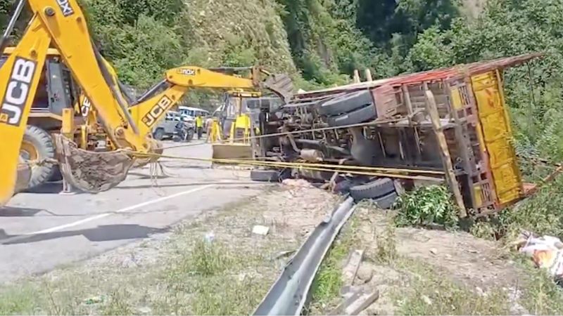 ऋषिकेश-गंगोत्री हाईवे पर भीषण हादसा, कांवड़ियों से भरा ट्रक पलटा, सीएम धामी ने जताया दुख