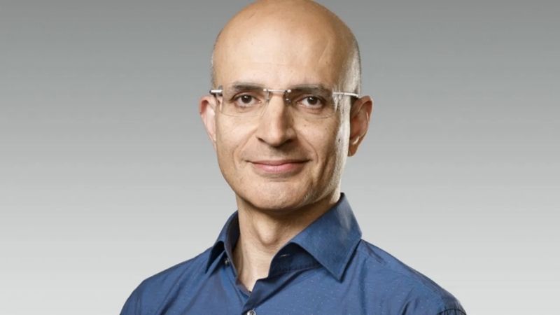 यूपी के लाल ने अमेरिका में गाड़ा झंडा, सबीह खान बने Apple के COO, खुद CEO टिम कुक ने की तारीफ