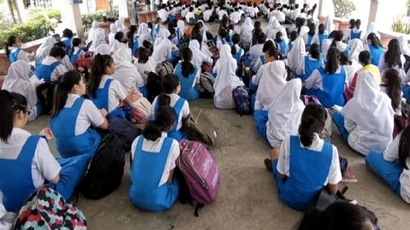 'पीरियड किसे हो रहे हैं…', ठाणे में स्कूल के वॉशरूम में नजर आए खून के धब्बे तो छात्राओं के अंडरगार्मेंट उतरवाकर हुई जांच, दो गिरफ्तार