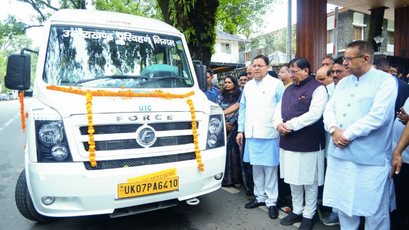 उत्तराखंड परिवहन निगम को सीएम धामी ने दी नई रफ्तार, 20 नई टेम्पो ट्रेवलर को दिखाई हरी झंडी