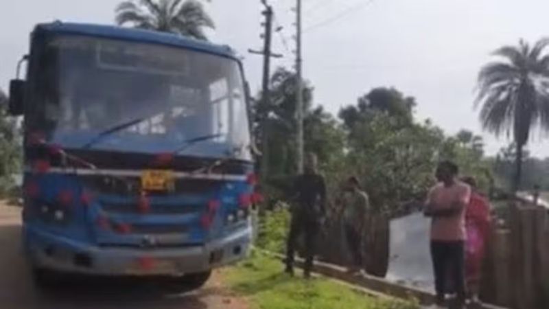 महाराष्ट्र के नक्सल प्रभावित गांव में आजादी के बाद पहली बार चली बस, उत्साह में जुटे लोग