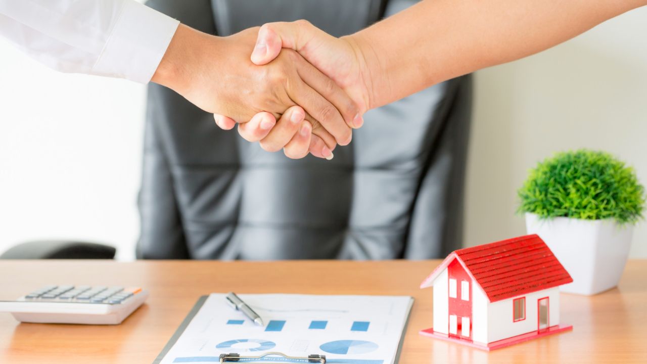 क्या आप Loan Guarantor बनने जा रहे हैं? जानिए इससे पहले की पूरी हकीकत